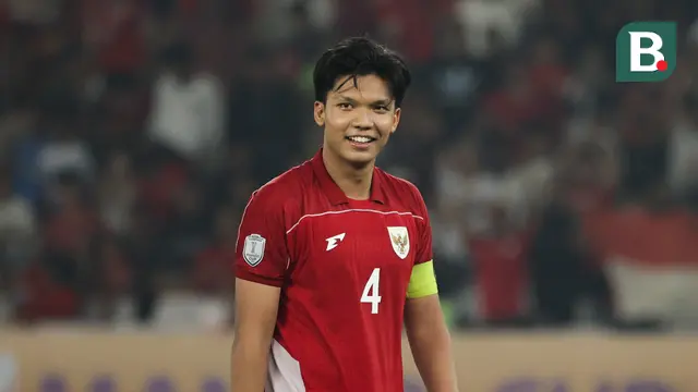 Kadek Arel senyum bahagia usai berhasil menendang pinalti pada babak semifinal Piala AFF U-23 melawan Thailand di Stadion Utama Gelora Bung Karno, Jakarta, Jumat (25/7/2025). (Bola.com/Abdul Aziz)