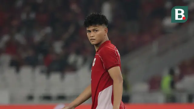 Striker Timnas Indonesia U-23, Hokky Caraka menjadi salah satu eksekutor penalti yang sukses mencetak gol ke gawang Timnas Thailand U-23 dalam laga semifinal Piala AFF U-23 2025 di Stadion Utama Gelora Bung Karno, Jakarta, Jumat (25/7/2025) malam. (Bola.com/Abdul Aziz).
