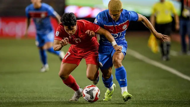 Winger Timnas Filipina, Javier Mariona (kanan), saat bersua Vietnam pada laga lanjutan Grup B Piala AFF 2024 di Rizal Memorial Collisium, Manila, Rabu (18/12/2024) malam WIB. Dalam duel itu, Filipina dan Vietnam harus puas bermain imbang 1-1. (AFP/Ted ALJIBE)