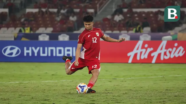 Striker Timnas Indonesia U-23, Hokky Caraka menjadi salah satu eksekutor penalti yang sukses mencetak gol ke gawang Timnas Thailand U-23 dalam laga semifinal Piala AFF U-23 2025 di Stadion Utama Gelora Bung Karno, Jakarta, Jumat (25/7/2025) malam. (Bola.com/Abdul Aziz).