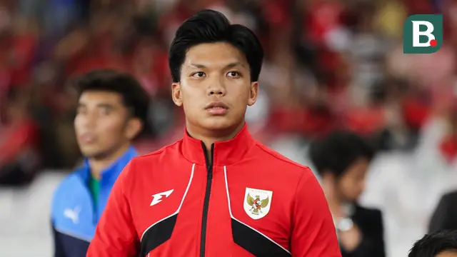 Kapten Timnas Indonesia U-23, Kadek Arel, memimpin rekan-rekannya jelang kick-off Piala AFF U-23 2025 kontra Malaysia di Stadion Utama Gelora Bung Karno (SUGBK), Senin (21/7/2025) malam WIB. (Bola.com/Abdul Aziz)