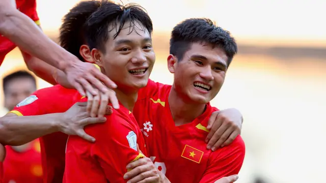 Timnas Vietnam U-23 dalam pertandingan melawan Filipina di semifinal Piala AFF U-23 2025 di SUGBK, Jakarta, Jumat (25-7-2025). Vietnam memastikan ke final. (Dok. vff.org.vn)