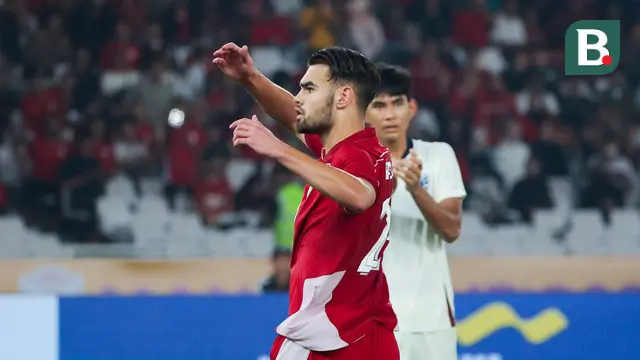 Pemain Timnas Indonesia U-23, Jens Raven, melakukan selebrasi setelah mencetak gol ke gawag Timnas Thailand U-23 pada laga semifinal Piala AFF U-23 2025 di Stadion Utama Gelora Bung Karno, Jakarta, Jumat (25/7/2025). (Bola.com/Abdul Aziz)