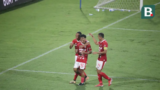 Gelandang Bali United, Reyner Emanuelo Barusu berselebrasi usai mencetak gol ke gawang PSIM Yogyakarta dalam laga uji coba di Stadion Kapten I Wayan Dipta, Gianyar, Sabtu (26/7/2025). (Bola.com/Alit Binawan)