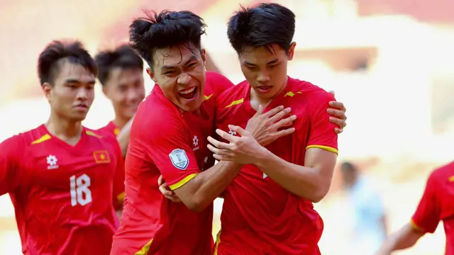 Timnas Vietnam U-23 dalam pertandingan melawan Filipina di semifinal Piala AFF U-23 2025 di SUGBK, Jakarta, Jumat (25-7-2025). Vietnam memastikan ke final. (Dok. vff.org.vn)