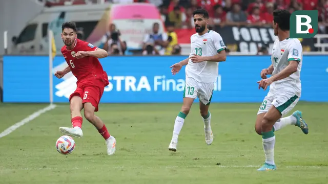 Pemain Timnas Indonesia, Sandy Walsh (kiri) mengumpan bola di depan dua pemain Irak, Bashar Resan (tengah) dan Ahmed Yahya pada laga Grup F putaran kedua Kualifikasi Piala Dunia 2026 zona Asia di Stadion Utama Gelora Bung Karno (SUGBK), Senayan, Jakarta, Kamis (6/6/2024). (Bola.com/Abdul Aziz)