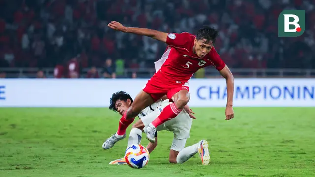 Pemain Timnas Indonesia U-23, Dony Tri Pamungkas, berusaha melewati pemain Timnas Thailand U-23 pada laga semifinal Piala AFF U-23 2025 di Stadion Utama Gelora Bung Karno, Jakarta, Jumat (25/7/2025). (Bola.com/Abdul Aziz)