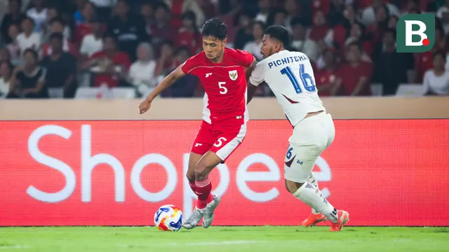 Pemain Timnas Indonesia U-23, Dony Tri Pamungkas, berusaha melewati pemain Timnas Thailand U-23 pada laga semifinal Piala AFF U-23 2025 di Stadion Utama Gelora Bung Karno, Jakarta, Jumat (25/7/2025). (Bola.com/Abdul Aziz)