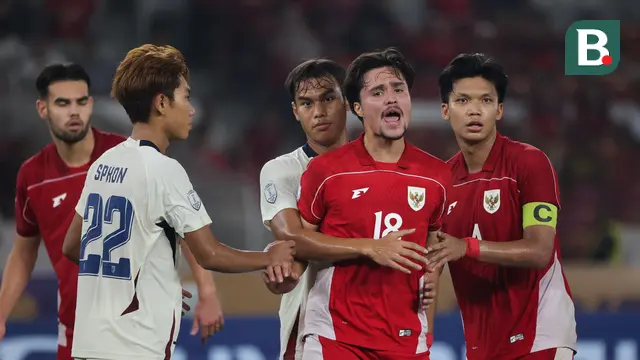 Jens Raven, Brandon Scheunemann, dan Kadek Arel Priyatna dalam laga Timnas Indonesia U-23 Vs Timnas Thailand U-23 di semifinal Piala AFF U-23 2025 yang digelar di Stadion Utama Gelora Bung Karno, Jakarta, Jumat (25/7/2025). (Bola.com/Hery Kurniawan).