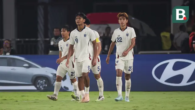 Striker Timnas Thailand U-23, Yotsakorn Burapha gagal mengeksekusi penalti dalam laga semifinal Piala AFF U-23 2025 melawan Timnas Indonesia U-23 di Stadion Utama Gelora Bung Karno, Jakarta, Jumat (25/7/2025). (Bola.com/Abdul Aziz).