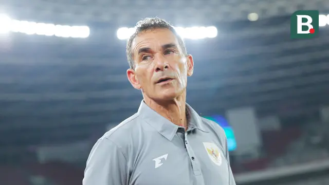 Pelatih Timnas Indonesia U-23, Gerald Vanenburg, saat laga melawan Timnas Thailand U-23 pada semifinal Piala AFF U-23 2025 di Stadion Utama Gelora Bung Karno, Jakarta, Jumat (25/7/2025). (Bola.com/Abdul Aziz)