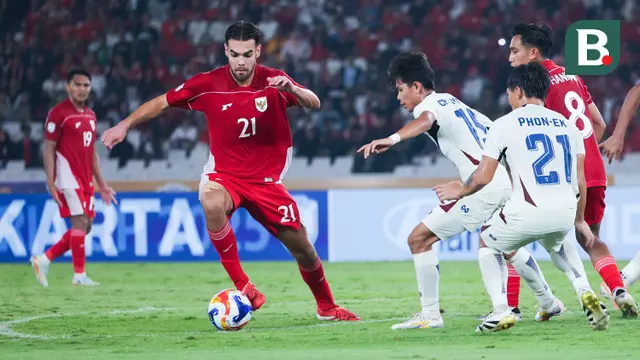 Pemain Timnas Indonesia U-23, Jens Raven, berusaha melewati pemain Timnas Thailand U-23 pada laga semifinal Piala AFF U-23 2025 di Stadion Utama Gelora Bung Karno, Jakarta, Jumat (25/7/2025). (Bola.com/Abdul Aziz)