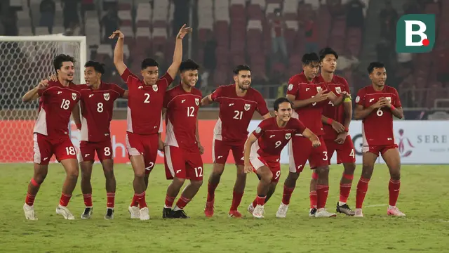 Para pemain Timnas Indonesia U-23 bersuka cita melangkah ke partai final usai menang dramatis atas Thailand pada babak semifinal Piala AFF U-23 di Stadion Utama Gelora Bung Karno, Jakarta, Jumat (25/7/2025). (Bola.com/Abdul Aziz)