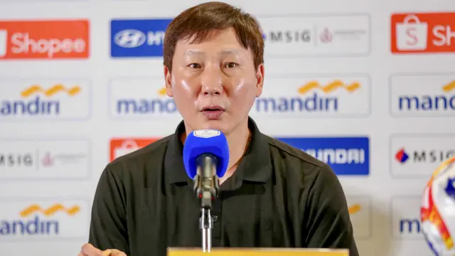 Kim Sang-sik, pelatih Timnas Vietnam senior dan U-23 saar memberikan keterangan di Piala AFF U-23 2025. (Dok. vff.org.vn)
