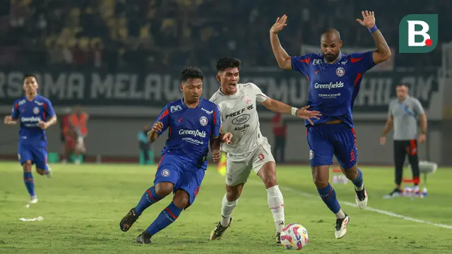 Penyerang Persis Solo, Ramadhan Sananta, saat berduel dengan bek Arema FC, Thales Lira dan Rifad Marasabessy, dalam duel pekan ke-31 BRI Liga 1 2024/2025 di Stadion Manahan, Solo, Senin (5/5/2025). (Bola.com/Radifa Arsa)