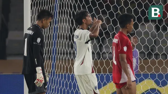 Momen gawang Timnas Indonesia U-23 saat kebobolan lebih dulu oleh Thailand dalam semifinal Piala AFF U-23 2025 yang digelar di Stadion Utama Gelora Bung Karno (SUGBK) Senayan, Jakarta, Jumat (25/7/2025). (Bola.com/Abdul Aziz)