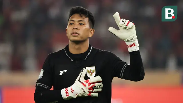 Ardiansyah melakukan selebrasi usai berhasil menahan tendangan pemain Thailand pada babak semifinal Piala AFF U-23 di Stadion Utama Gelora Bung Karno, Jakarta, Jumat (25/7/2025). (Bola.com/Abdul Aziz)