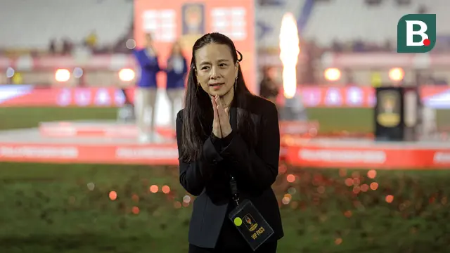 Ketua Federasi Sepak Bola Thailand (FAT), Nualphan Lamsam, yang populer dipanggail Madam Pang saat hadir di partai final Piala Presiden 2025 yang berlangsung di Stadion Si Jalak Harupat, Kabupaten Bandung, pada Minggu (13/7/2025) malam WIB. (Bola.com/Bagaskara Lazuardi)