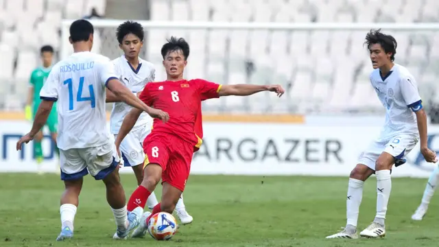 Aksi gelandang Timnas Vietnam U-23, Nguyen Van Truong (merah) saat berlaga melawan Timnas Filipina U-23 dalam laga semifinal Piala AFF U-23 2025 di Stadion Utama Gelora Bung Karno, Jakarta, Jumat (25/7/2025). (Dok. VFF).