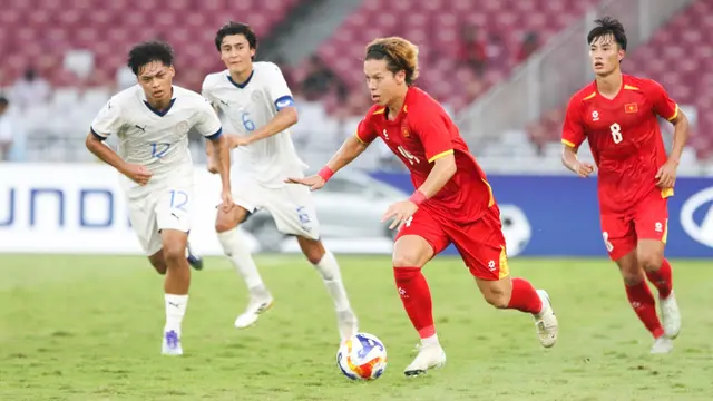 Aksi gelandang Timnas Vietnam U-23, Nguyen Van Truong dan Viktor Le (merah) saat berlaga melawan Timnas Filipina U-23 dalam laga semifinal Piala AFF U-23 2025 di Stadion Utama Gelora Bung Karno, Jakarta, Jumat (25/7/2025). (Dok. VFF).