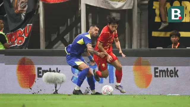 Arlyansyah Abdulmanan (kanan) berhasil melewati pemain Arema FC dalam laga persahabatan melawan Persija Jakarta yang diselenggarakan di markas kebanggaan Macan Kemayoran, Jakarta International Stadium (JIS), Sabtu (26/7/2025). (Bola.com/Abdul Aziz)