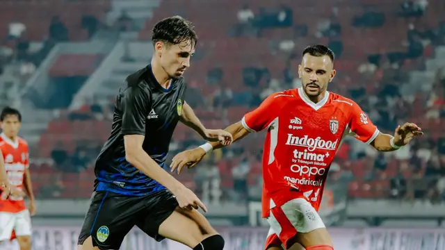 Pemain PSIM Yogyakarta berupaya lepas dari kawalan penggawa Bali United dalam laga uji coba di Stadion Kapten I Wayan Dipta, Sabtu (26/7/2025). (Bola.com/Dok. PSIM Yogyakarta)
