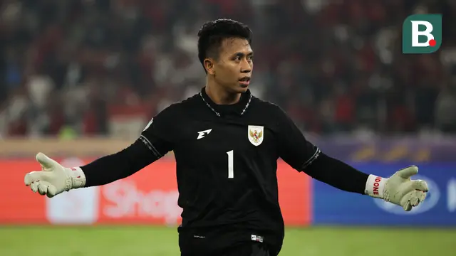 Selebarasi kiper timnas Indonesia, Ardiansyah, usai berhasil menahan tendangan pinalti pemain Thailand ada babak semifinal Piala AFF U-23 di Stadion Utama Gelora Bung Karno, Jakarta, Jumat (25/7/2025). (Bola.com/Abdul Aziz)