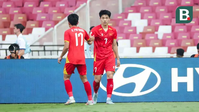 Penyerang Vietnam Nguyen Dinh Back (7) mencetak gol ke gawang Filipina dalam laga semifinal Piala AFF U-23 2025 di Stadion Utama Gelora Bung Karno, Jakarta, Jumat (25/7/2025). (Bola.com/Abdul Aziz).