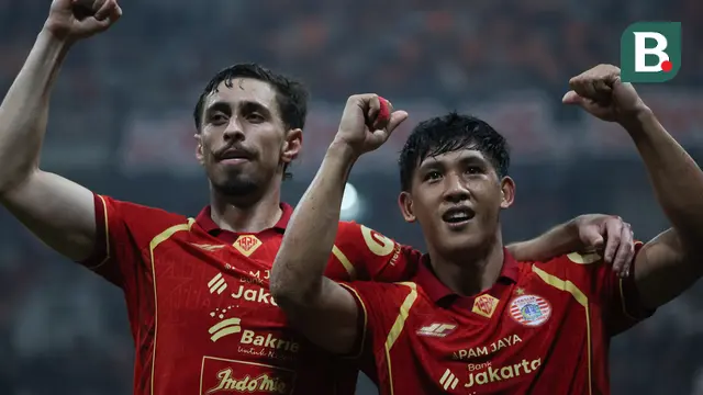 Selebrasi gol Eksel Runtukahu (kanan) bersama Gustavo Franca dalam laga persahabatan Persija Jakarta melawan yang diselenggarakan di markas kebanggaan Macan Kemayoran, Jakarta International Stadium (JIS), Sabtu (26/7/2025). (Bola.com/Abdul Aziz)