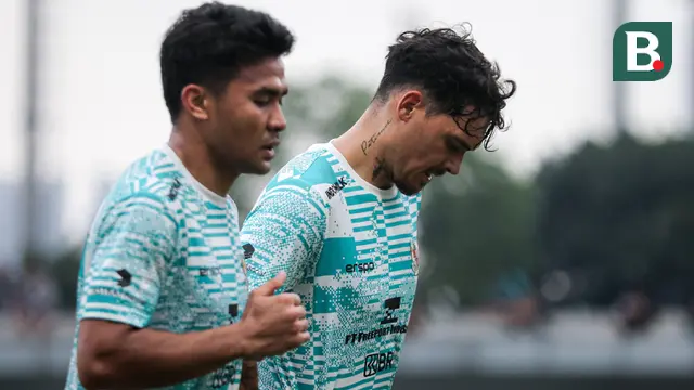 Pemain Timnas Indonesia, Asnawi Mangkualam (kiri) dan Shayne Pattynama dalam sesi latihan perdana Timnas Indonesia di Lapangan B Gelora Bung Karno, Senayan, Jakarta, Selasa (28/5/2024) jelang menghadapi serangkaian laga uji coba dan kualifikasi Piala Dunia 2026. (Bola.com/Bagaskara Lazuardi)