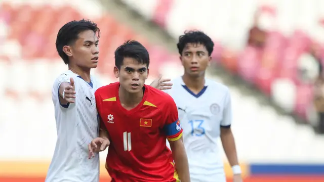 Aksi elandang Vietnam, Khuat Van Khang dalam laga semifinal Piala AFF U-23 2025 di Stadion Utama Gelora Bung Karno Jakarta, Jumat (25/7/2025). (Dok. VFF)