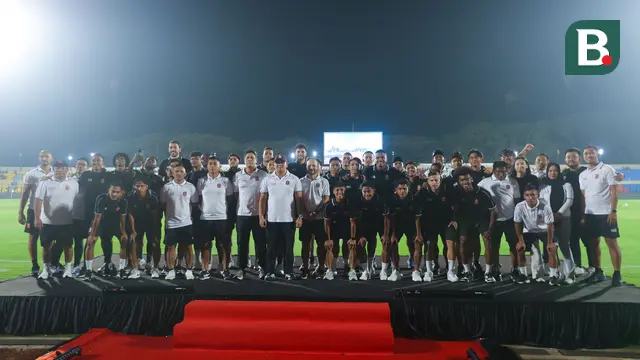 Para pemain dan staf pelatih Persijap Jepara foto bersama saat launching skuad untuk mengarungi Super League musim 2025/2026 di Stadion Gelora Bumi Kartini (GBK) Jepara, Sabtu (26/7/2025). (Bola.com/M. Iqbal Ichsan)