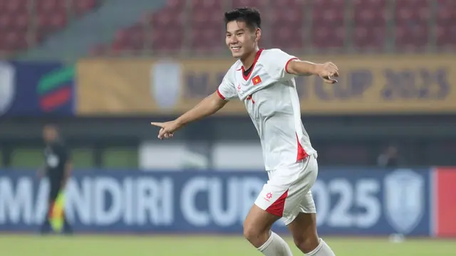 Bek Vietnam, Nguyen Hieu Minh mencetak gol ke gawang Laos dalam laga fase grup Piala AFF U-23 2025 di Stadion Partriot Candrabhaga, Bekasi, Sabtu (19/7/2025). (Dok. VFF).