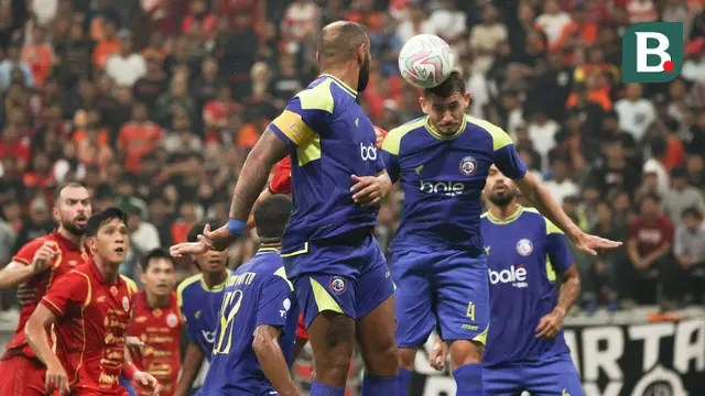 Pemain Arema FC menghalau bola di udara dalam laga persahabatan Persija Jakarta melawan Arema FC yang diselenggarakan di markas kebanggaan Macan Kemayoran, Jakarta International Stadium (JIS), Sabtu (26/7/2025). (Bola.com/Abdul Aziz)