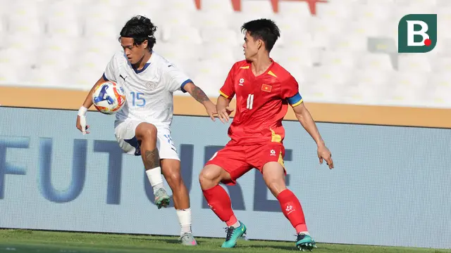 Gelandang Vietnam, Khuat Van Khang mencoba merebit bola dari penguasaan bek Filipina, Jian Caraig dalam laga semifinal Piala AFF U-23 2025 di Stadion Utama Gelora Bung Karno Jakarta, Jumat (25/7/2025). (Bola.com/Abdul Aziz).