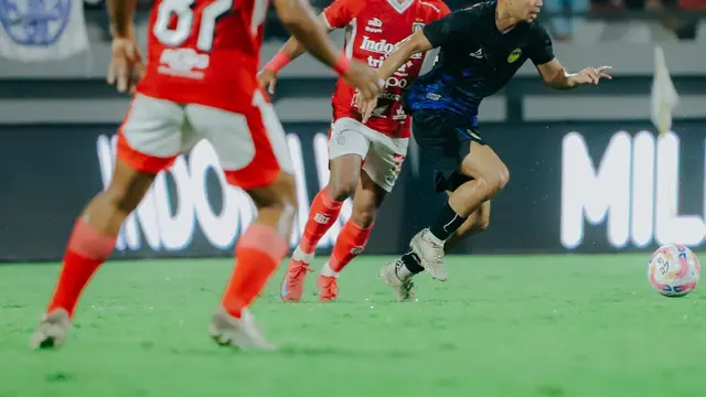 Pemain PSIM Yogyakarta berupaya lepas dari kawalan penggawa Bali United dalam laga uji coba di Stadion Kapten I Wayan Dipta, Sabtu (26/7/2025). (Bola.com/Dok. PSIM Yogyakarta)