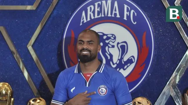 Pemain baru Arema FC, Thales Lira, diperkenalkan di kantor manajemen klub, di Malang, Senin (1/7/2024). (Bola.com/Iwan Setiawan)