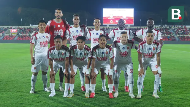 Para pemain Persijap Jepara foto bersama saat laga uji coba melawan Persipura Jayapura di Stadion Gelora Bumi Kartini (GBK) Jepara, Sabtu (26/7/2025). (Bola.com/M. Iqbal Ichsan)