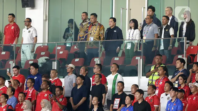 Ketua Umum PSSI, Erick Thohir (tengah, atas) sesaat sebelum laga antara Timnas Indonesia dan Thailand pada Semifinal Piala AFF U-23 2025 dimulai di Stadion Utama Gelora Bung Karno (SUGBK), Jakarta, Jumat (25/7/2025). (Liputan6.com/Helmi Fithriansyah)