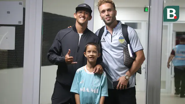 Irfan Bachdim saat berfoto bersama dengan pemain PSIM Yogyakarta Ze Valente di tunnel Stadion Kapten I Wayan Dipta pada Sabtu (26/7/2025). (Bola.com/Alit Binawan)