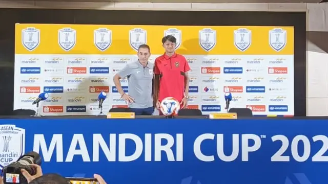 Pelatih timnas Indonesia Gerald Vanenburg dan bek Achmad Maulana pada konferensi pers jelang final Piala AFF U-23 2025, Senin (28/7/2025). (Liputan6.com/Harley Ikhsan)