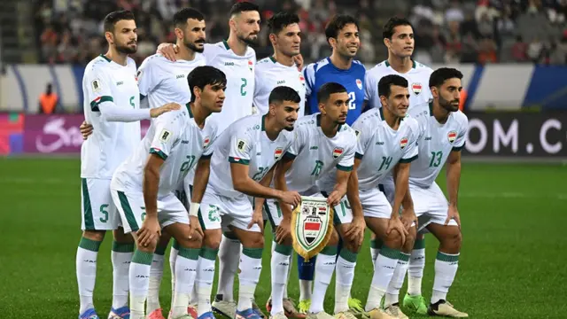 Para pemain Timnas Irak berpose untuk foto tim sebelum pertandingan kualifikasi Piala Dunia FIFA 2026 zona Asia antara Korea Selatan dan Irak di Yongin pada 15 Oktober 2024. (JUNG YEON-JE/AFP)