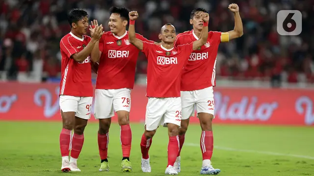 Sementara, Liga Indonesia All Stars berhasil memperkecil ketertinggalan lewat gol Rizky Dwi di menit ke-76 dan Eksel Runtukahu di menit 81. (Liputan6.com/Helmi Fithriansyah)