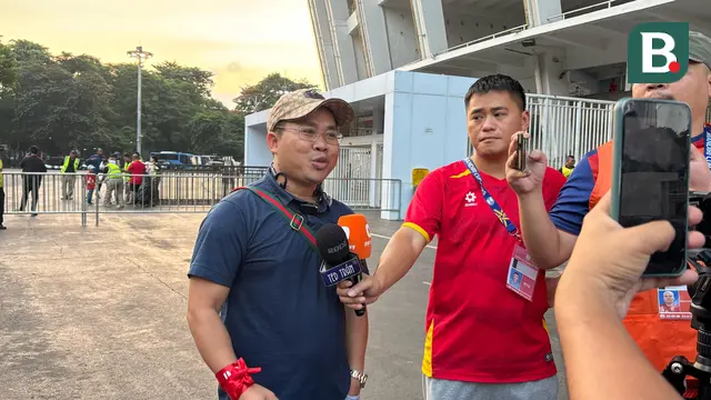 Suporter Timnas Vietnam U-23, Ali Bao hadir langsung di Stadion Utama Gelora Bung Karno, Jakarta untuk menyaksikan final Piala AFF U-23 2025, Selasa (29/7/2025). (Bola.com/Hery Kurniawan).