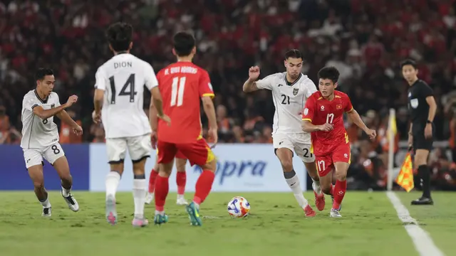 Pemain Timnas Indonesia dan pemain Vietnam saling memperebutkan bola dalam final Piala AFF U-23 2025 di Stadion Utama Gelora Bung Karno, Jakarta, pada Selasa (29/7/2025).