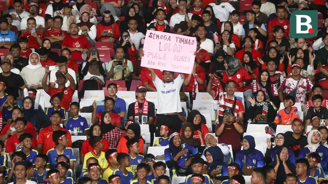 Suporter memberikan dukungan saat Timnas Indonesia U-23 melawan Filipina pada laga Grup A Piala AFF U-23 2025 di SUGBK, Senayan, Jakarta, Jumat (18/07/2025) malam WIB. (Bola.com/M Iqbal Ichsan)