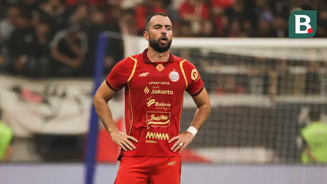 Jordi Amat saat bermain dalam laga persahabatan Persija Jakarta melawan Arema FC yang diselenggarakan di markas kebanggaan Macan Kemayoran, Jakarta International Stadium (JIS), Sabtu (26/7/2025). (Bola.com/Abdul Aziz)