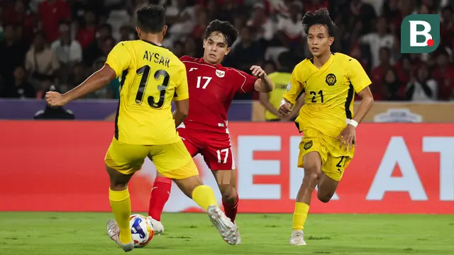 Pemain Timnas Indonesia U-23, Victor Benjamin Dethan (tengah), berusaha melewati penjagaan dari pemain Malaysia dalam laga Grup A Piala AFF U-23 2025 di Stadion Utama Gelora Bung Karno (SUGBK), Senayan, Jakarta, Senin (21/07/2025). (Bola.com/Abdul Aziz)