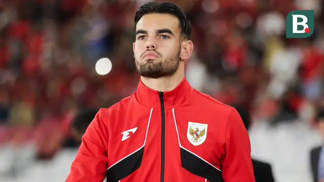 Pemain Timnas Indonesia U-23, Jens Raven saat memasuki lapangan pertandingan dalam laga Grup A Piala AFF U-23 2025 melawan Malaysia di Stadion Utama Gelora Bung Karno (SUGBK), Senayan, Jakarta, Senin (21/07/2025). (Bola.com/Abdul Aziz)