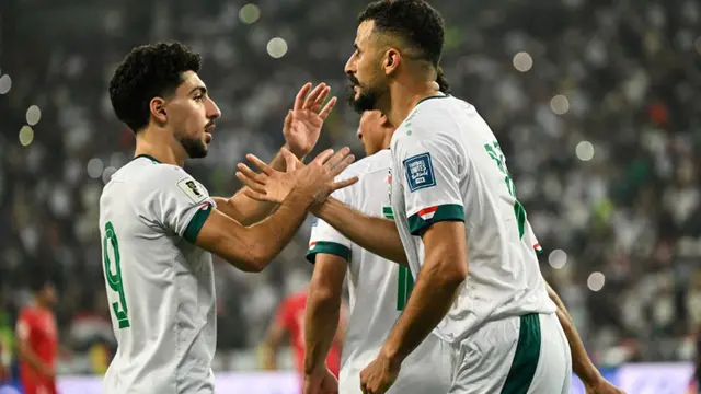 Penyerang Irak bernomor punggung 18, Aymen Hussein, merayakan gol pertamanya bersama rekan satu timnya dalam pertandingan kualifikasi Piala Dunia FIFA 2026 antara Irak dan Palestina di Stadion Internasional Basra, Basra, pada 10 Oktober 2024. (Hussein FALEH/AFP)